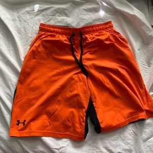 ORANGE UNDERARMOUR SHORTS MEDIUM